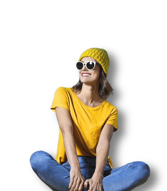 Fata in tricou galben bucuroasa pentru ca si-a luat tablouri noi