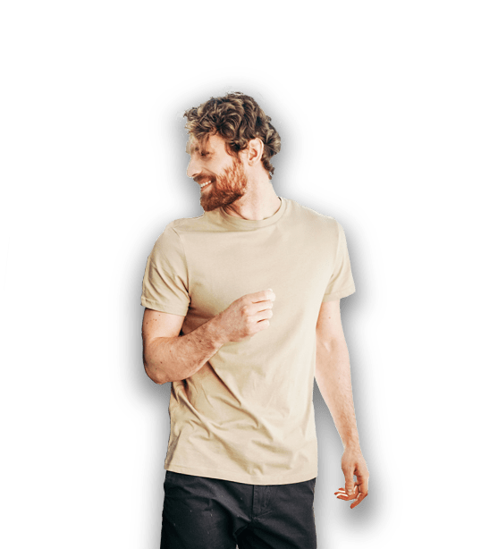 Baiat bucuras pentru ca si-a luat tablouri noi